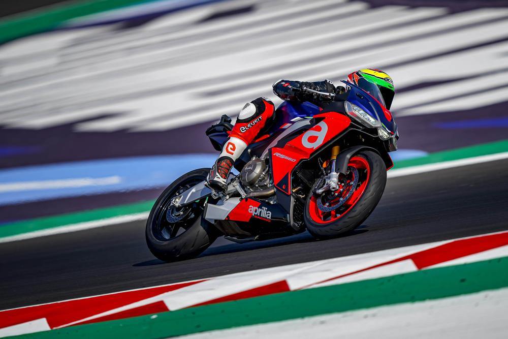 Bradley-Smith-Lorenzo-Savadori-Aprilia-rs-660-1
