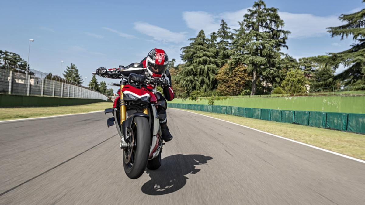 Cover-Ducati-Streetfighter-V4-Red-Y20-16-Ambience-Gallery