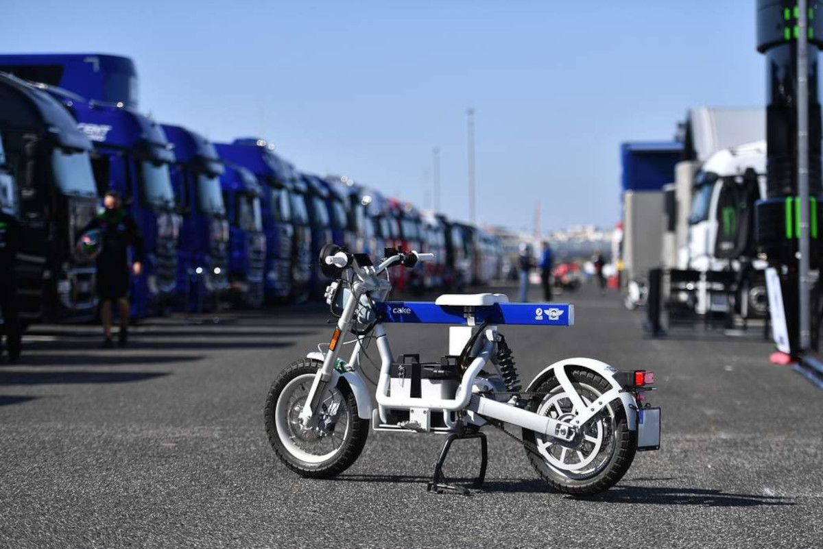 Cover-_CAKE_O__sa_utility_bikes_in_WorldSBK_Estoril_Paddock__1__74408fd953