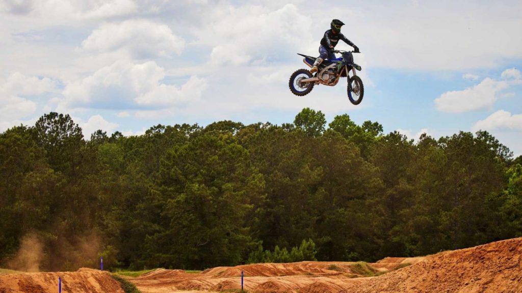 2022-yamaha-yz450f---jump