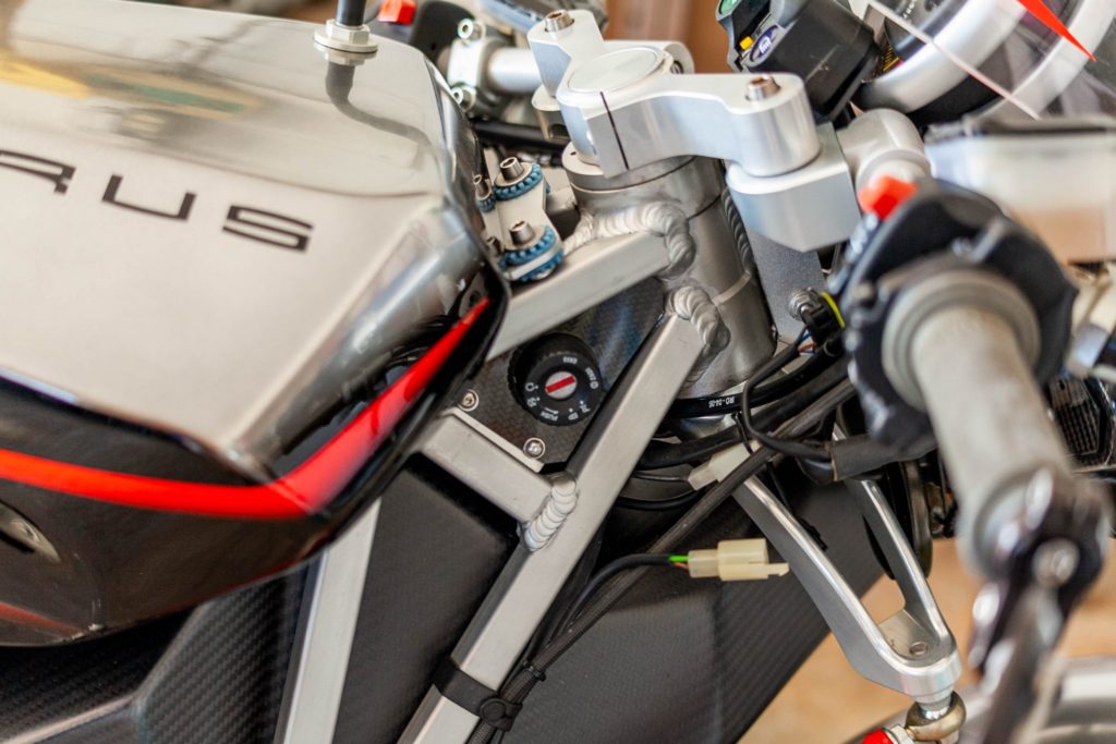 2008_vyrus_985_c3_4v_163224531506ef3cd0e6e04e50c2008_vyrus_985_c3_4v_1630510954ef66e7dff9f98764da7f1900e8