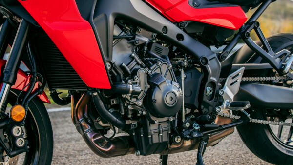 2021-Yamaha-MT09TR-EU-Detail-001-03_Mobile