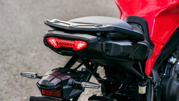 2021-Yamaha-MT09TR-EU-Detail-001-03_Mobile