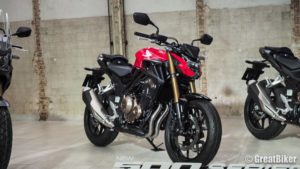 Honda has not long ago secretly released the New CB500F in Thailand. GreatBiker Team confirmed this after visiting the Honda dealership. It was hard not to notice the new motorcycle lying in the corner, even if you didn't know what made it special. Its characteristics are not difficult to spot because this kind of "big naked" is already one of the most hyped trends in 2021 and 2022. The Honda CB500F is a 471cc, in-line twin-cylinder engine that produces 46.9 horsepower at 8,600 rpm and 43 Nm of peak torque at 6,500 rpm. The engine is mated to a six-speed transmission and uses a single overhead cam design. The new Honda CB500F has a significant feature upgrade. Honda offers many great features in the newly launched CB500f. One of the features is the freshly designed braking system. It comes with a Front disc braking (296 mm ) system that helps in enhancing efficiency while braking. The front suspension comes from Showa, which is 41mm upside down, which adds a great comfort level to the rider and is efficient ins shock absorbing. The CB500F gets two paint schemes Matt Axis Gray Metallic and Grand Prix, and retail at 214,700 baht in Thailand which is close to Rs 4.85 Lakh in India. via Greatbiker