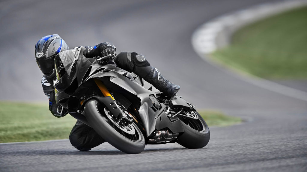 2022-Yamaha-YZF600R6RCOMP-EU-Tech_Black-Action-001-03