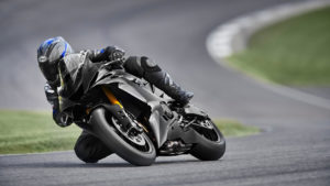 2022-Yamaha-YZF600R6RCOMP-EU-Tech_Black-Action-001-03