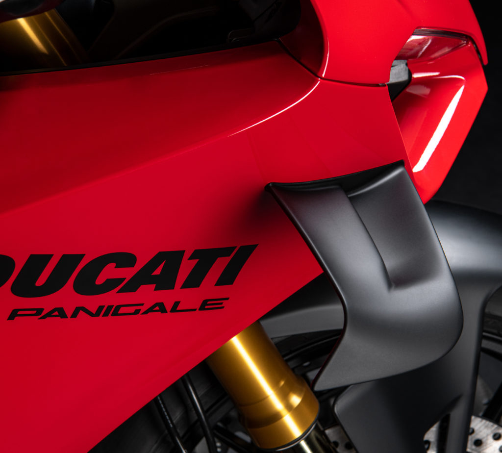 Panigale-MY22-Aerodinamica-02-Editorial-Default-1330x1200