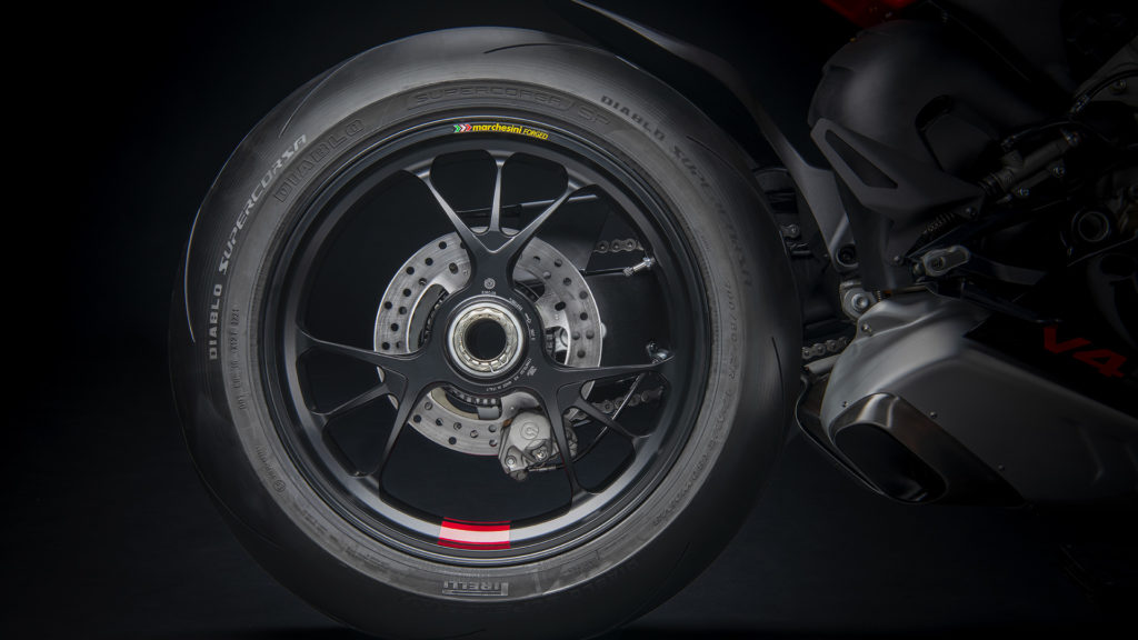 Panigale-MY22-Studio-07-Gallery-1920x1080