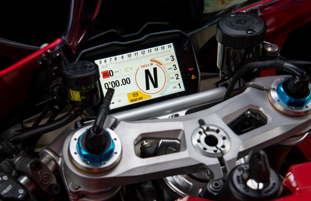 Panigale-MY22-Studio-41-Gallery-1920x1080