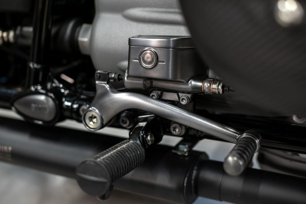 P90448872_lowRes_bmw-r-18-m-01-2022