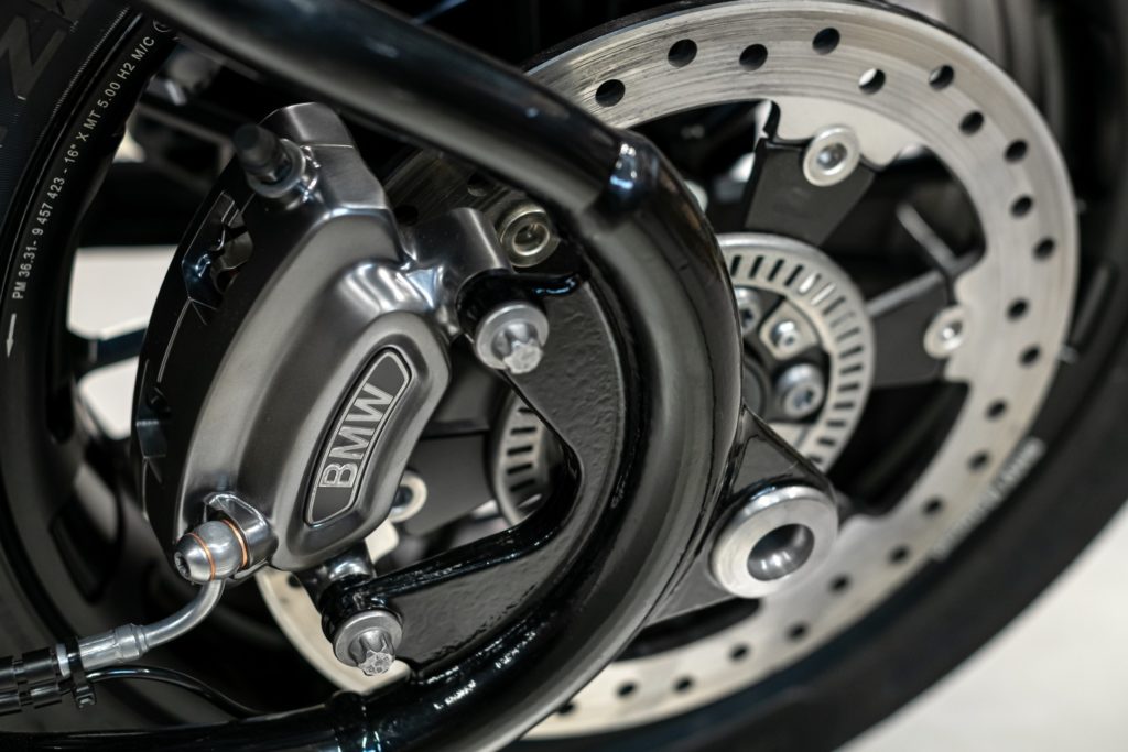 P90448872_lowRes_bmw-r-18-m-01-2022