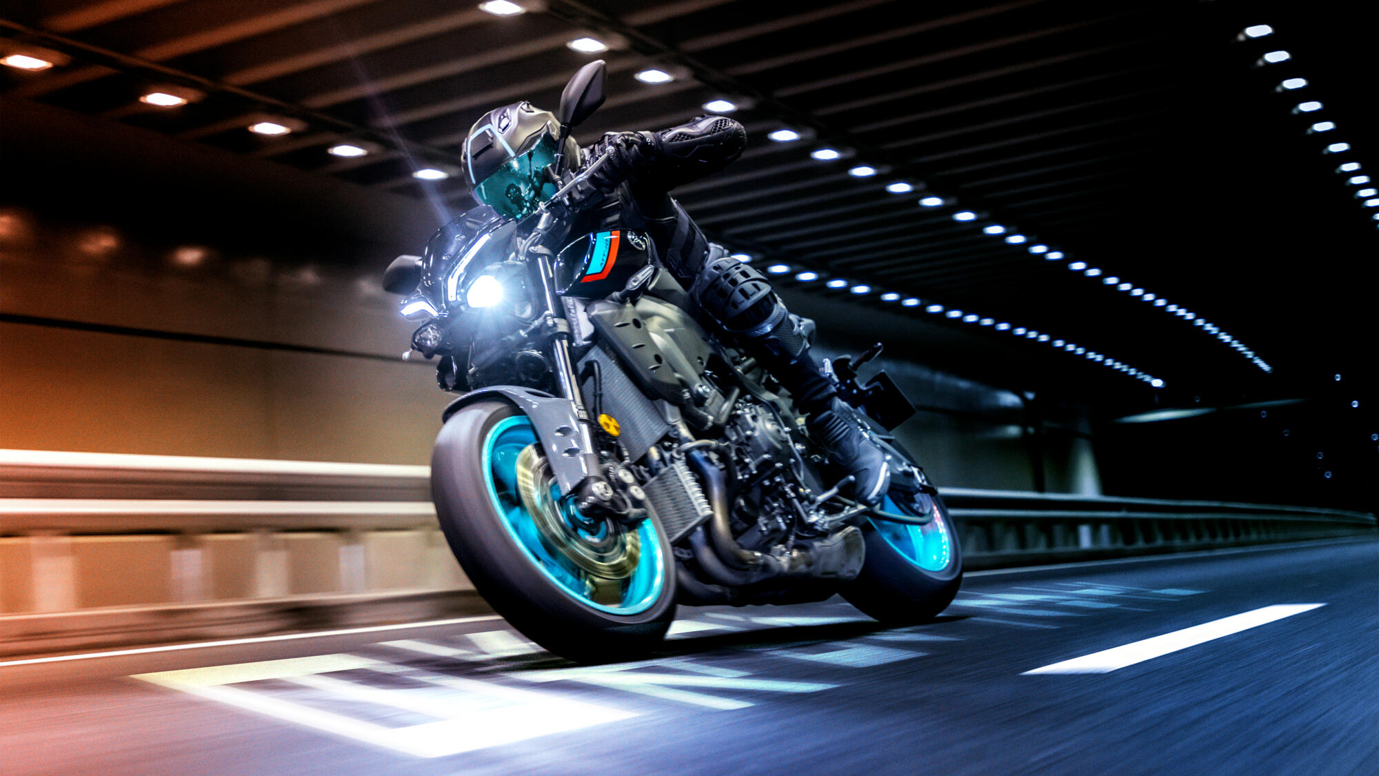 2022-Yamaha-MT10-EU-Cyan_Storm-Action-009-03