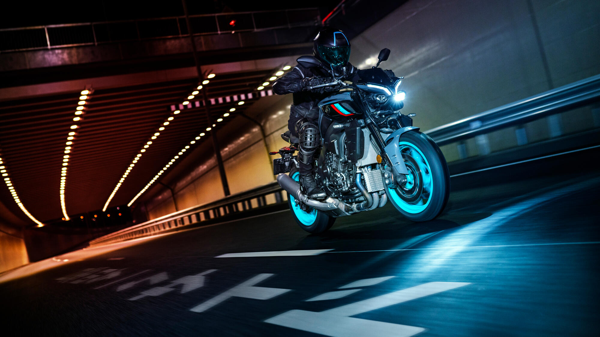 2022-Yamaha-MT10-EU-Cyan_Storm-Action-009-03