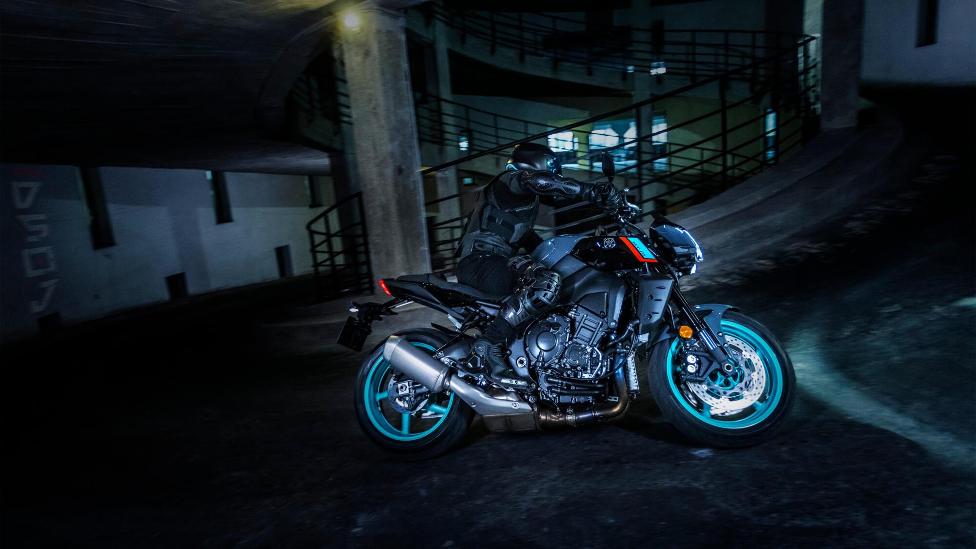 2022-Yamaha-MT10-EU-Cyan_Storm-Action-009-03