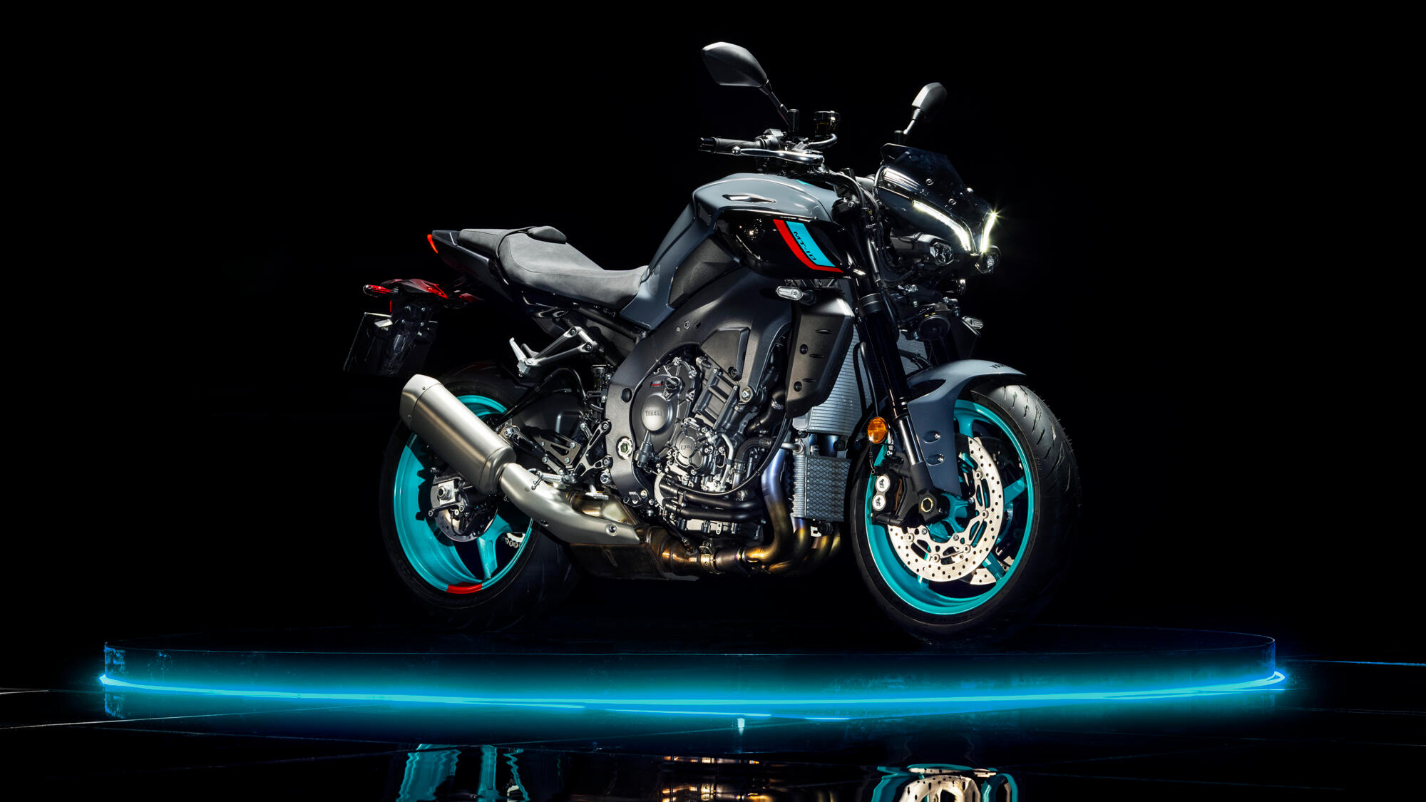 2022-Yamaha-MT10-EU-Cyan_Storm-Action-009-03