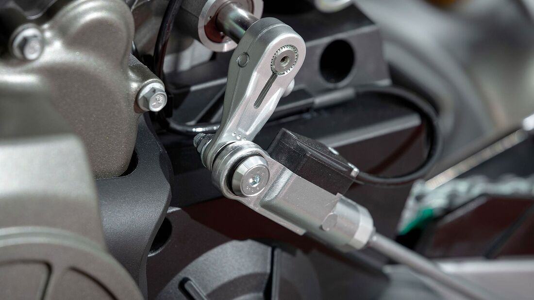 Aprilia-Tuono-660-Factory-2022-3