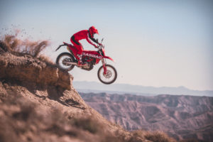 33785_Travel _ ES 700 _ 2022 _ Action