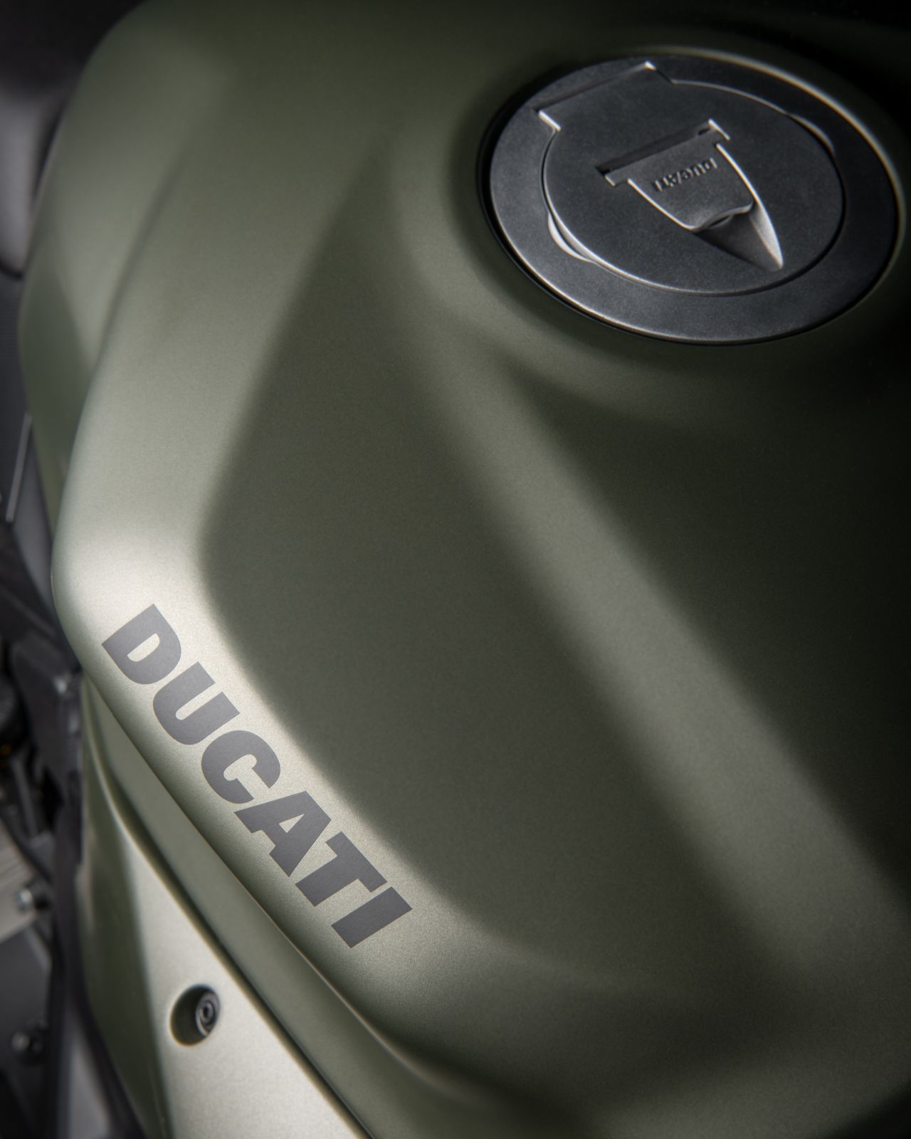 Streetfighter-V2-Storm-Grey-01-gallery-1920x1080