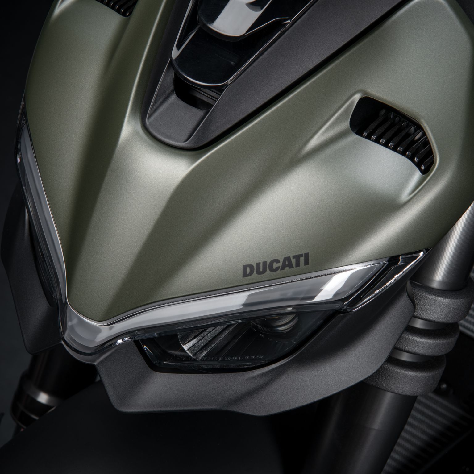 Streetfighter-V2-Storm-Grey-01-gallery-1920x1080