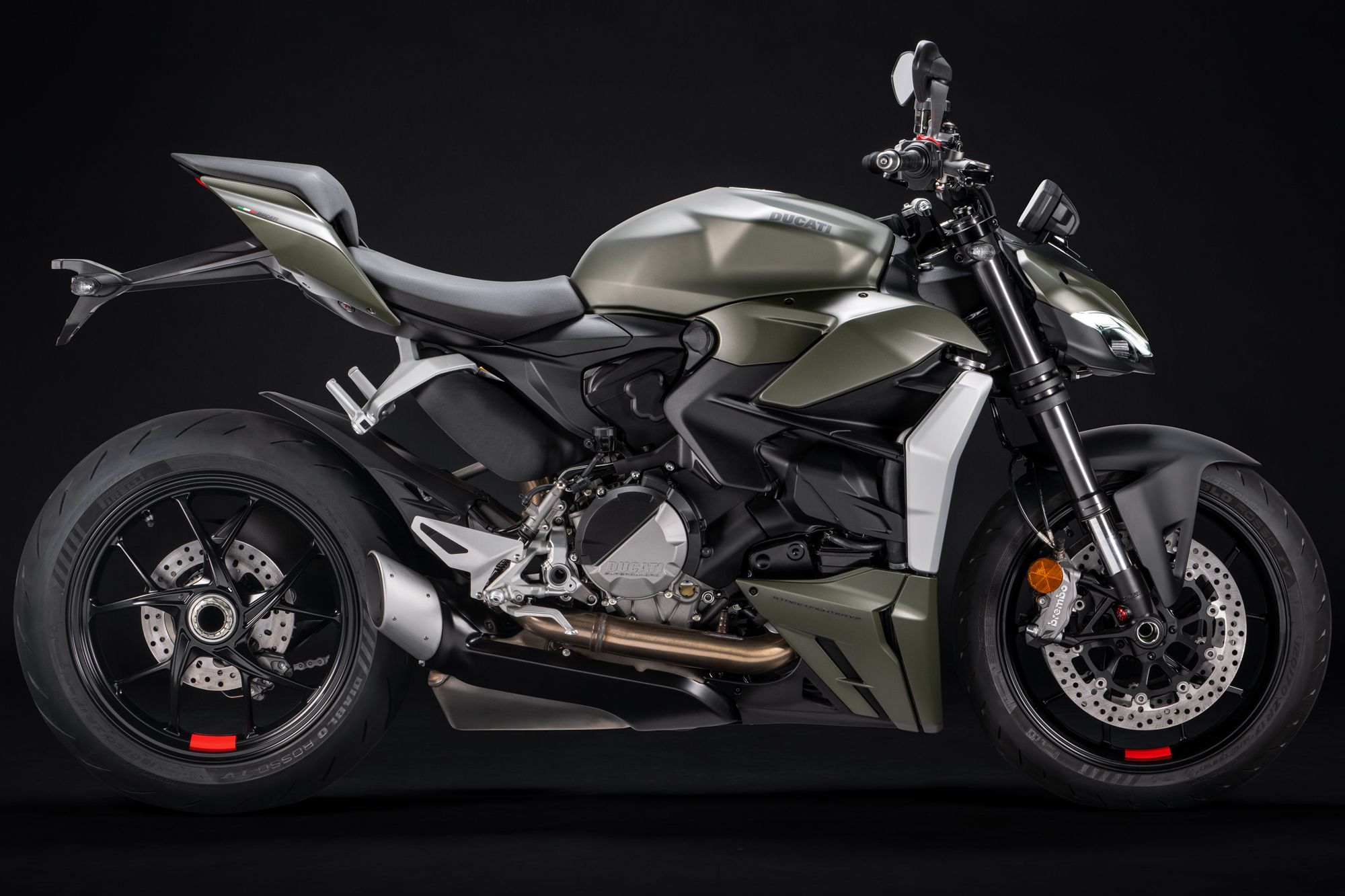 Streetfighter-V2-Storm-Grey-01-gallery-1920x1080