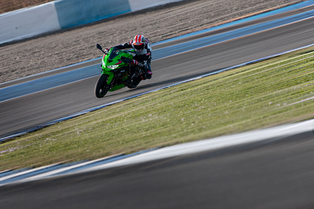 2023-Kawasaki-ZX-25RR-ZX-25R-16