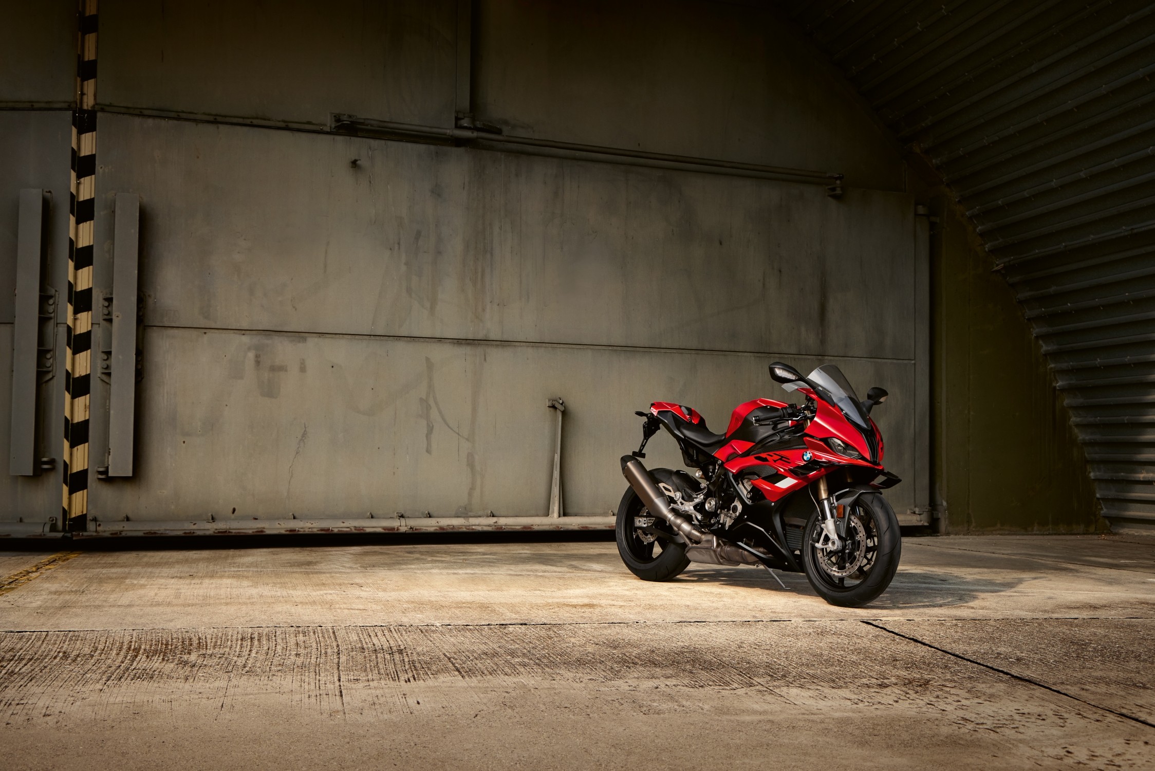 P90480032_lowRes_the-new-bmw-s-1000-r