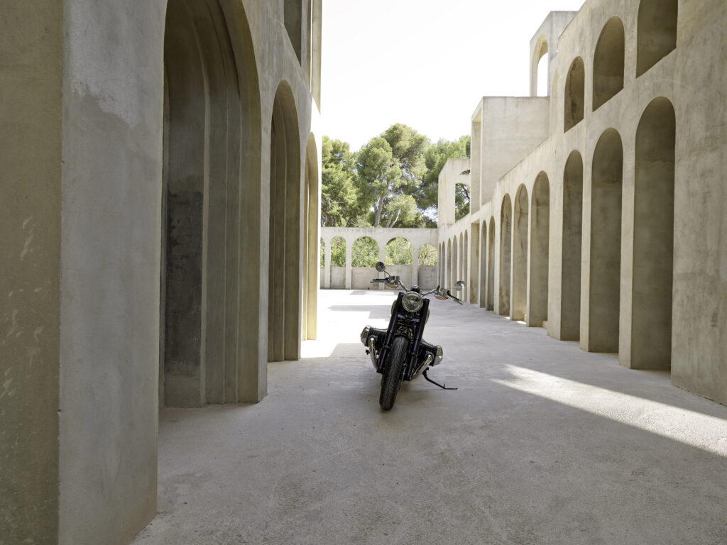 P90488238_highRes_bmw-r-32-and-bmw-r-1