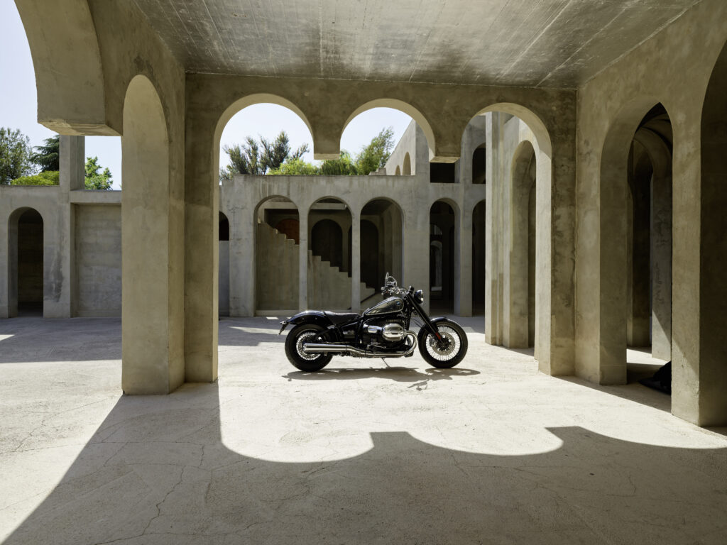 P90488238_highRes_bmw-r-32-and-bmw-r-1