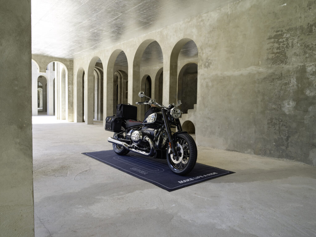 P90488238_highRes_bmw-r-32-and-bmw-r-1