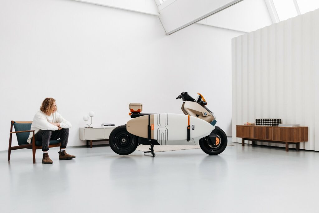 P90495148_lowRes_bmw-ce-04-vagabund-m