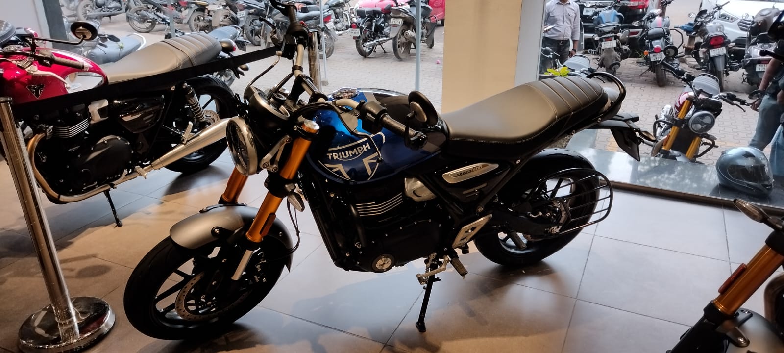 Triumph Speed 400 Review: A New Midsize Naked Motorcycle to Watch Out For 2023-Triumph-Speed-400-LivingWithGravity-Review-2