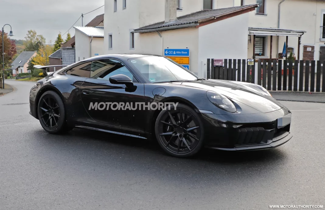 2025 Porsche 911 Carrera facelift-spy-shots-2.