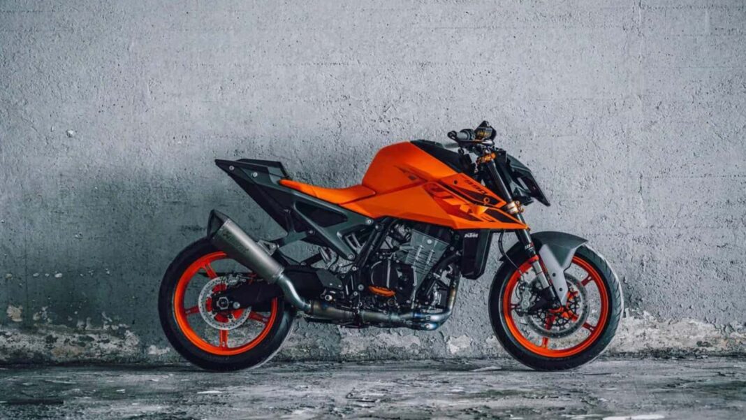 KTM 990 Duke 2024 EICMA 2023-2.