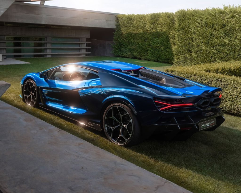 Discover-the-Artistry-of-the-New-Lamborghini-Revuelto-Opera-Unica.jpg