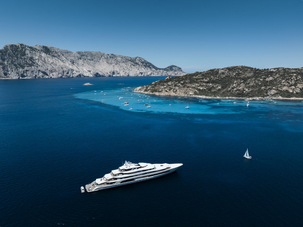 5 / 6 – Experience Unparalleled Luxury with the New H3 Yacht-LivingWithGravity-6.jpg.png