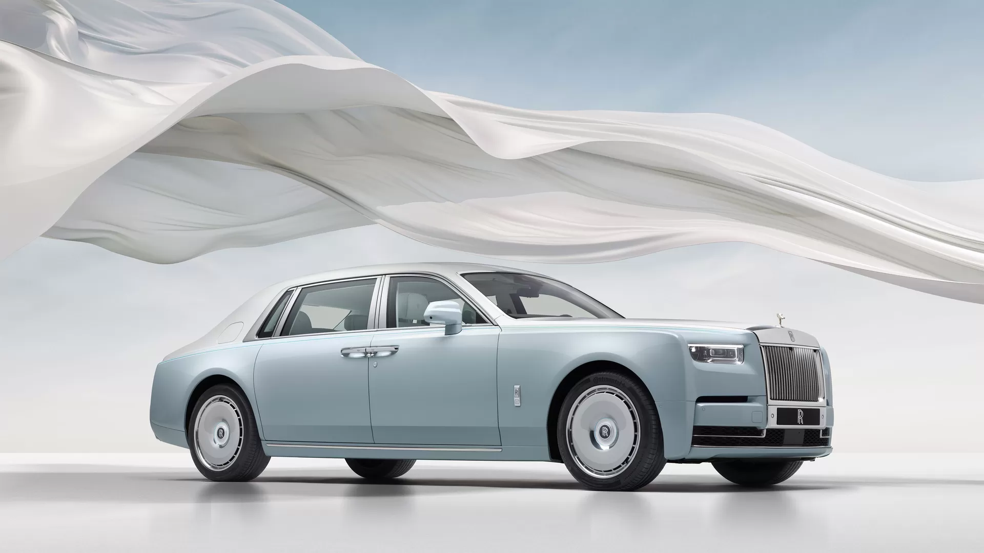 The New Rolls Royce Phantom Scintilla A Tribute to the Spirit of Ecstasy-LivingWithGravity The New Rolls Royce Phantom Scintilla A Tribute to the Spirit of Ecstasy-LivingWithGravity-3.webp