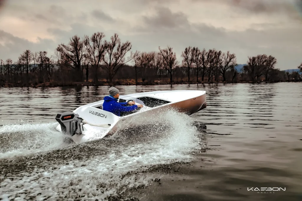 3 / 6 – Why The New Electric Boats Are Revolutionizing the Water-LivingWithGravity-2.webp
