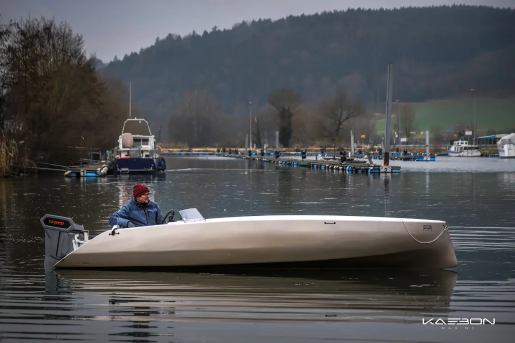 3 / 6 – Why The New Electric Boats Are Revolutionizing the Water-LivingWithGravity-2.webp