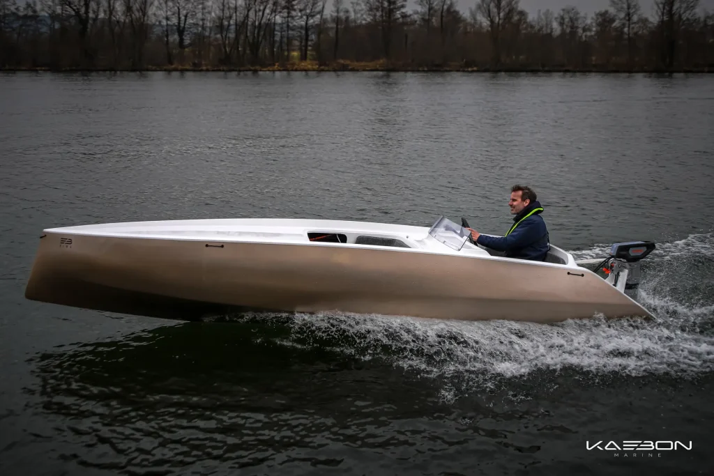 3 / 6 – Why The New Electric Boats Are Revolutionizing the Water-LivingWithGravity-2.webp